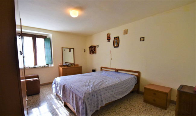 farmhouse for sale in Sarnano