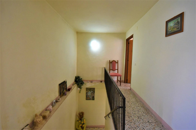 farmhouse for sale in Sarnano