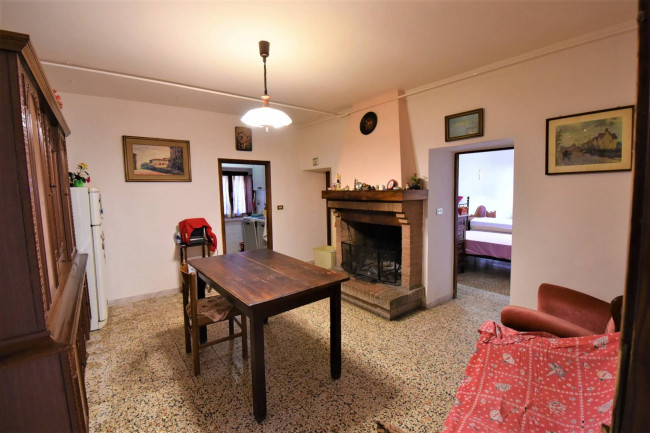 farmhouse for sale in Sarnano