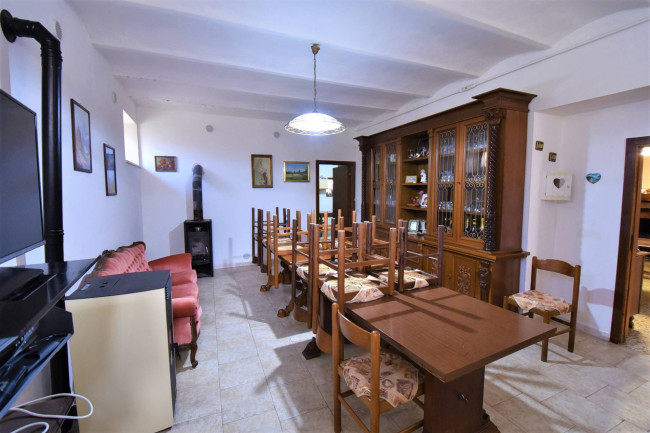 farmhouse for sale in Sarnano