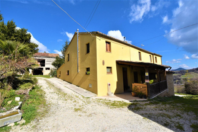 farmhouse for sale in Sarnano