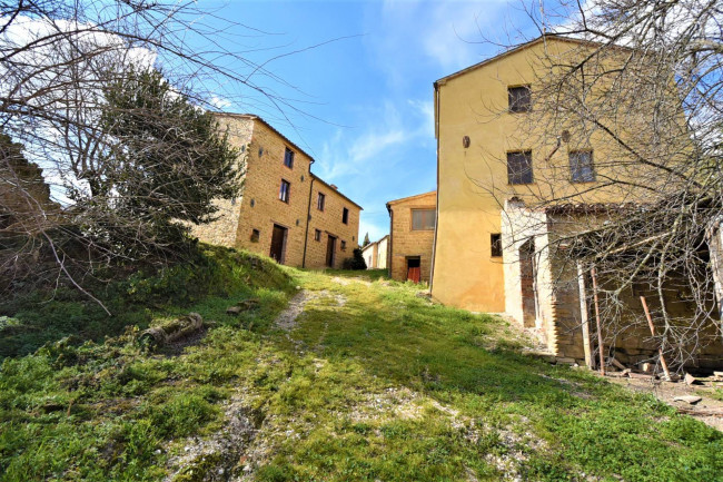 farmhouse for sale in Sarnano