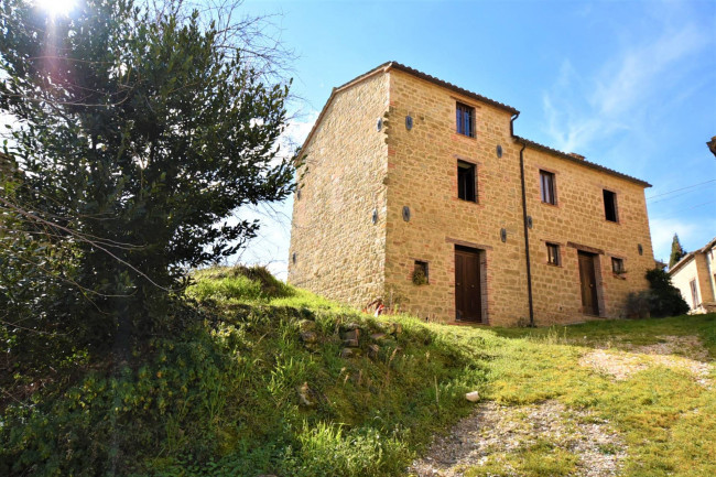 farmhouse for sale in Sarnano