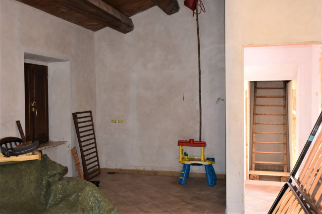 farmhouse for sale in Sarnano