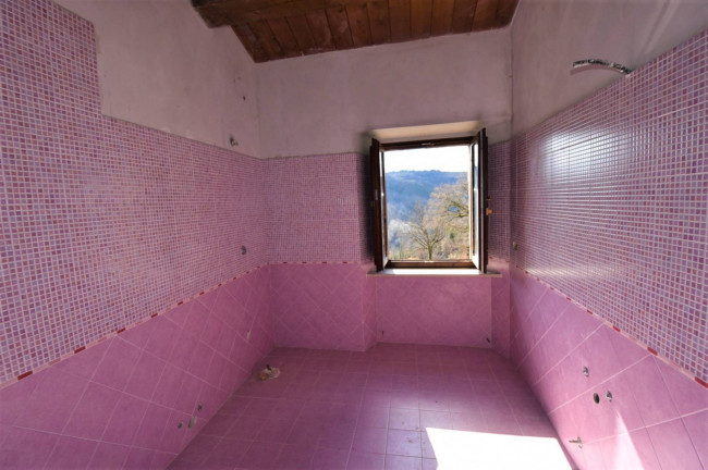 farmhouse for sale in Sarnano