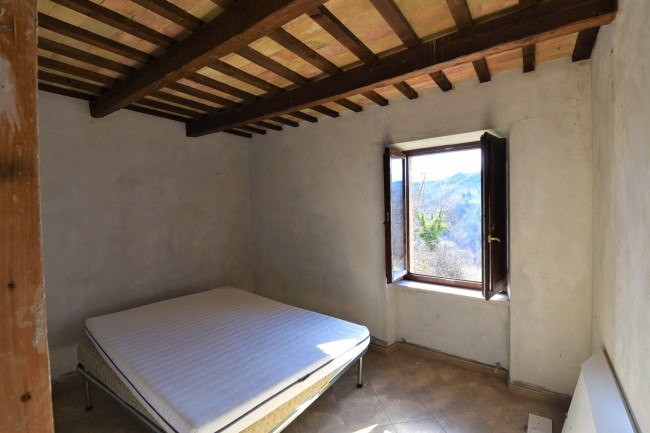 farmhouse for sale in Sarnano