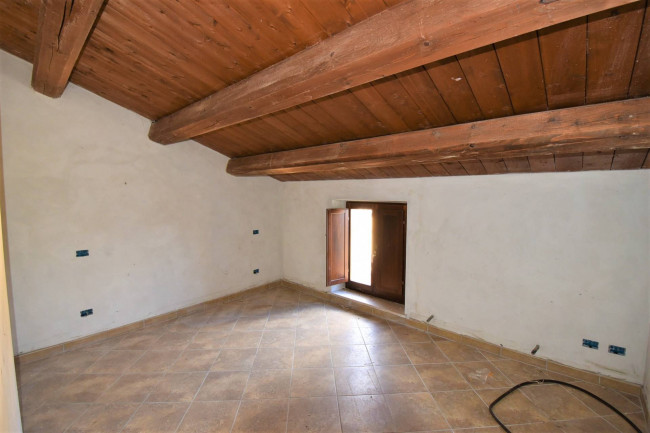 farmhouse for sale in Sarnano