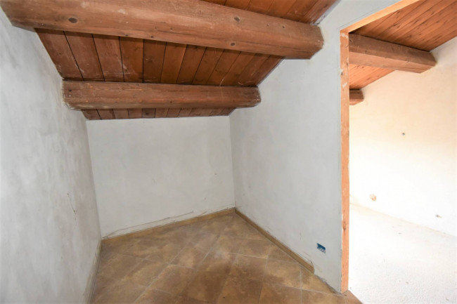 farmhouse for sale in Sarnano