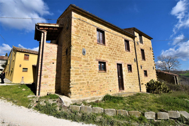 farmhouse for sale in Sarnano