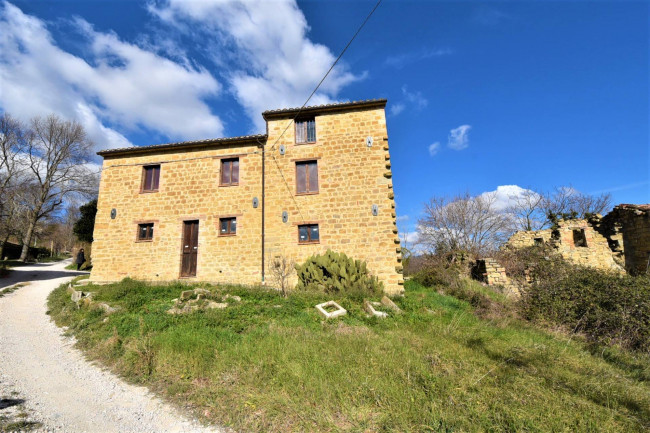 farmhouse for sale in Sarnano