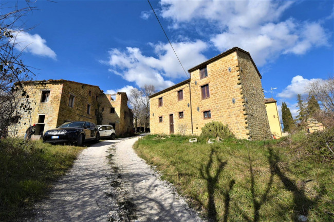 farmhouse for sale in Sarnano