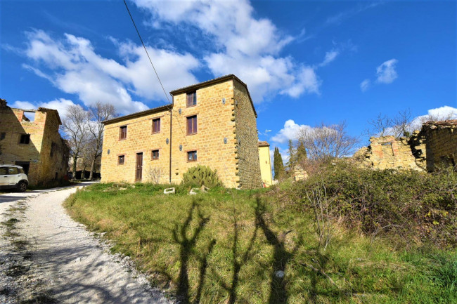 farmhouse for sale in Sarnano