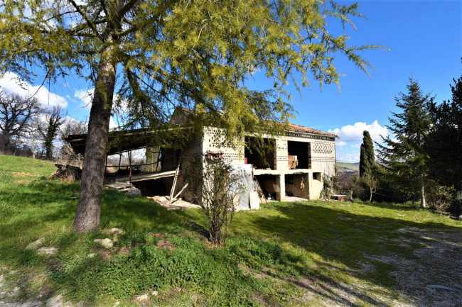 farmhouse for sale in Sarnano