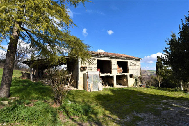 farmhouse for sale in Sarnano