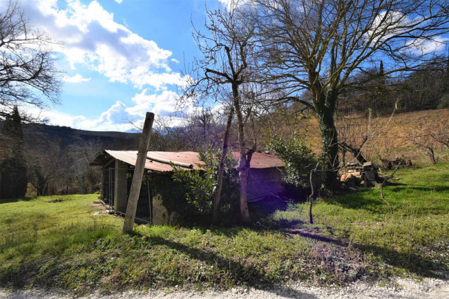 farmhouse for sale in Sarnano