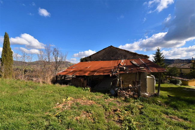 farmhouse for sale in Sarnano