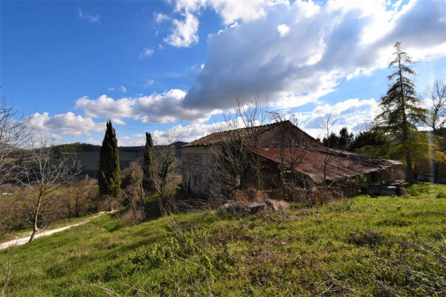 farmhouse for sale in Sarnano