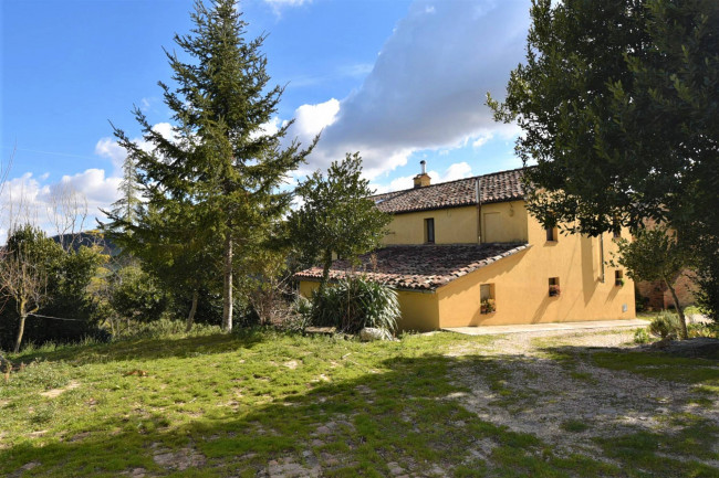 farmhouse for sale in Sarnano