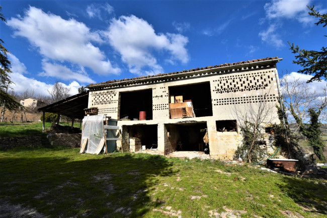 farmhouse for sale in Sarnano