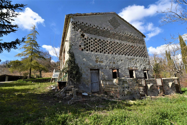 farmhouse for sale in Sarnano