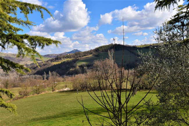 farmhouse for sale in Sarnano