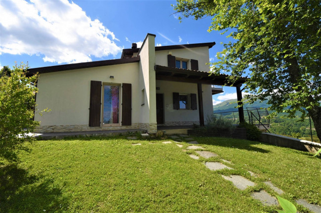 Villa in Vendita a Sarnano