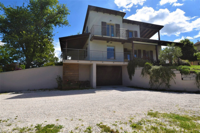 Villa for sale in Sarnano