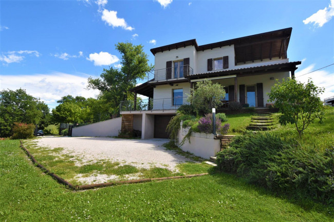 Villa for sale in Sarnano