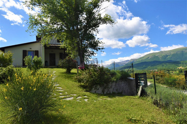 Villa for sale in Sarnano