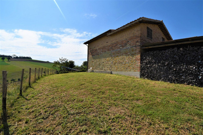 farmhouse to restore for sale in Amandola