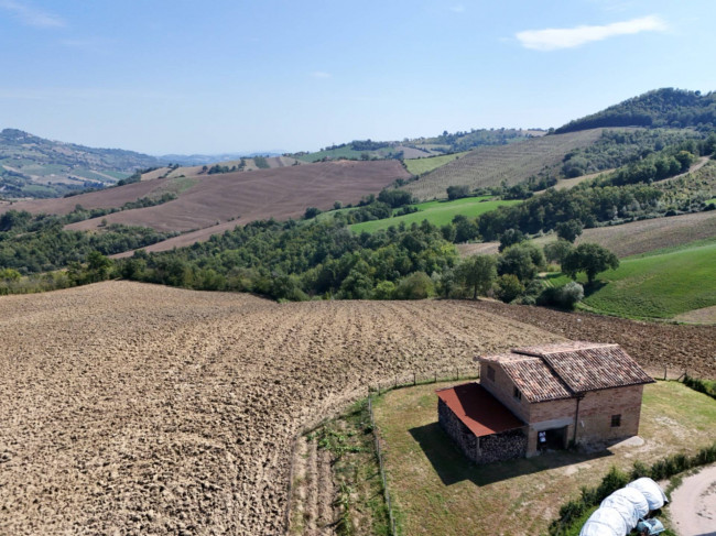 farmhouse to restore for sale in Amandola