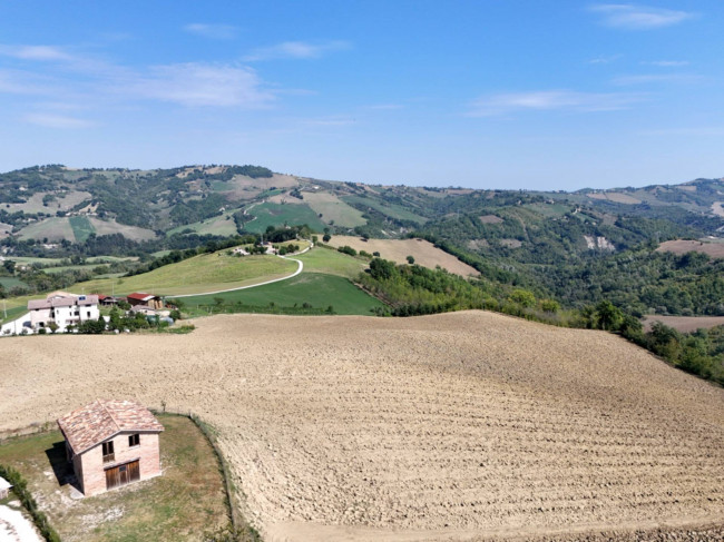 farmhouse to restore for sale in Amandola