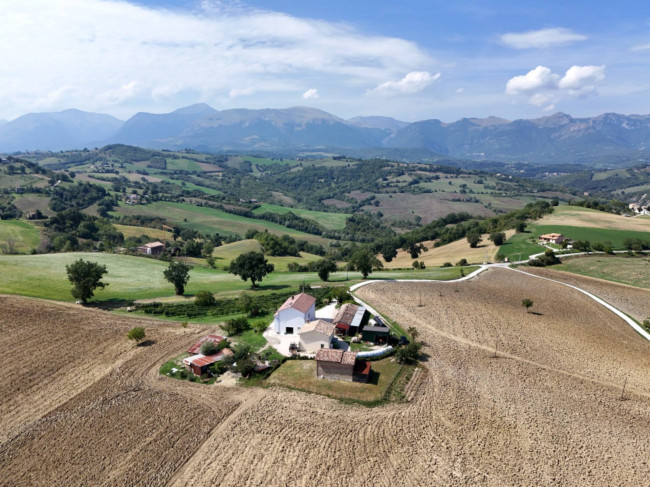 farmhouse to restore for sale in Amandola