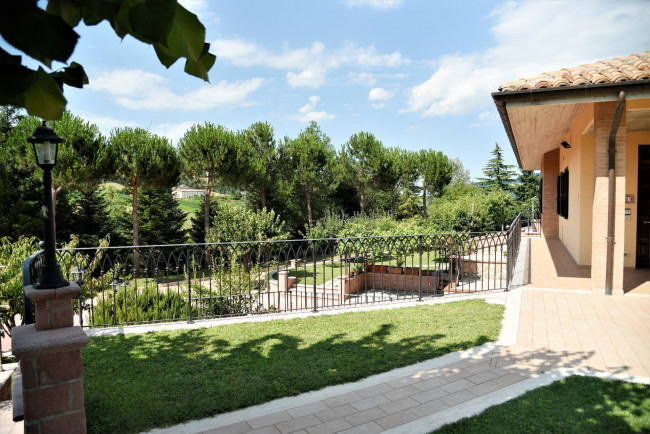 Villa for sale in Amandola