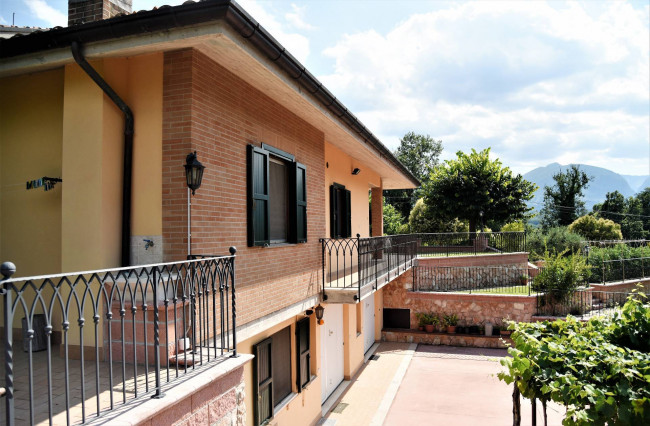 Villa for sale in Amandola