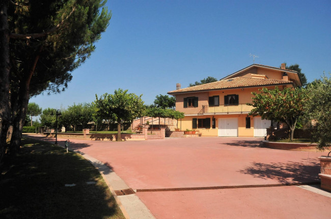 Villa for sale in Amandola