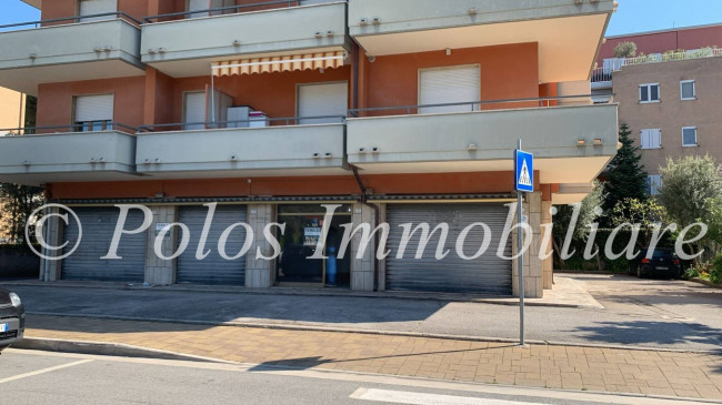 Locale commerciale in vendita a Porto San Giorgio