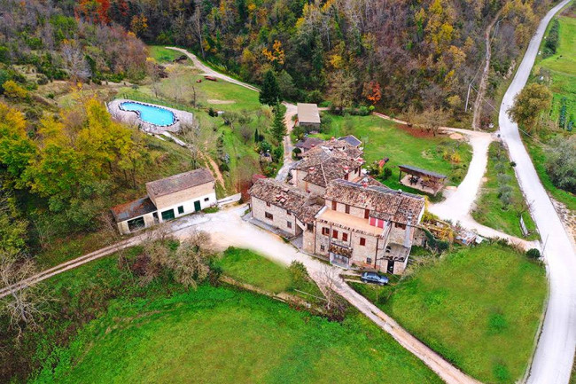 Attività commerciale in affitto a Comunanza