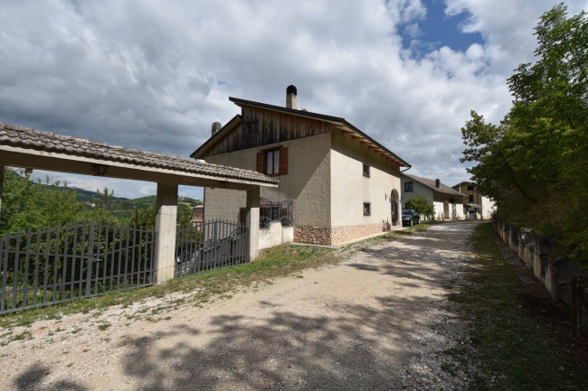 Villa in vendita a Montefortino