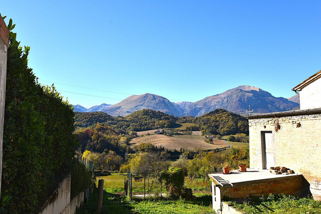 Detached House for sale in Amandola