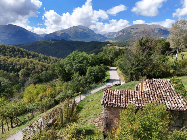 деревенский дом на продажу в Amandola