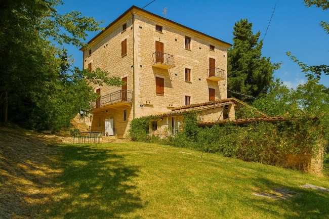 Farmhouse for sale in Penna San Giovanni