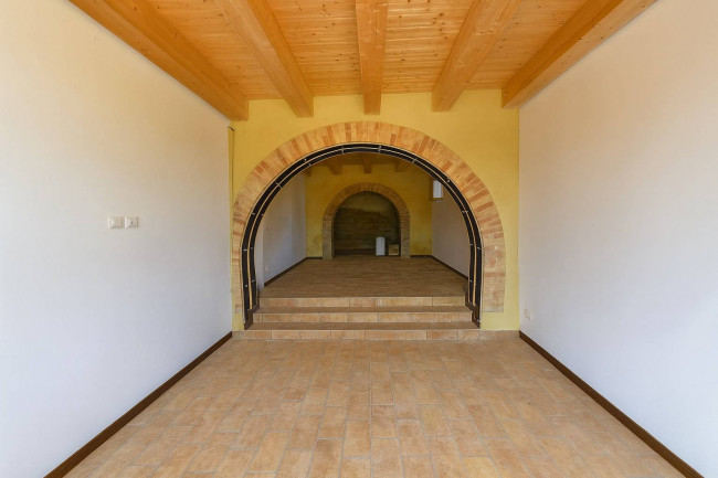 Farmhouse for sale in Penna San Giovanni