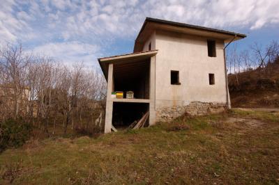 farmhouse to restore for sale in Montefortino