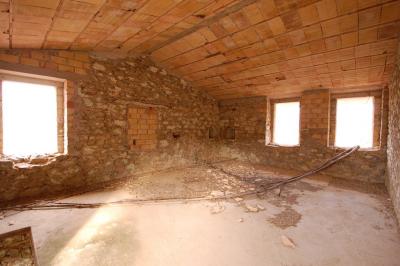 farmhouse to restore for sale in Montefortino