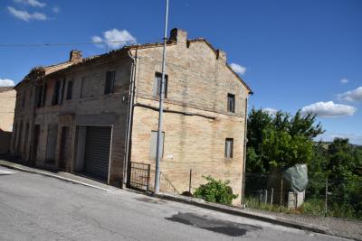 дом на Продажа в Grottazzolina