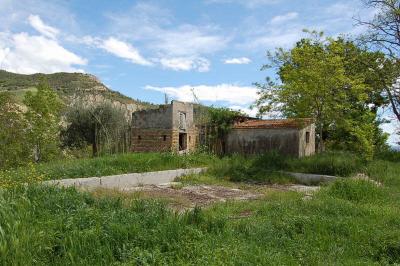 farmhouse to restore for sale in Castignano