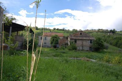 farmhouse to restore for sale in Castignano