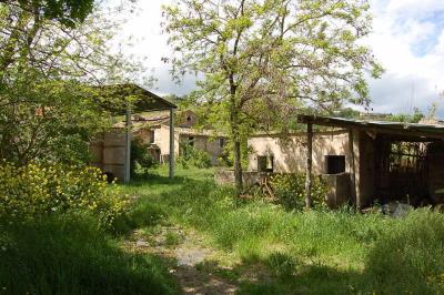 farmhouse to restore for sale in Castignano