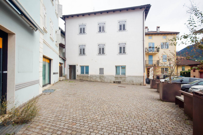 Palazzina 3 piani fuori terra in Vendita in vendita a Cembra Lisignago